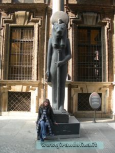 Girandolina e la Statua della Dea Sekhmet fuori l' entrata