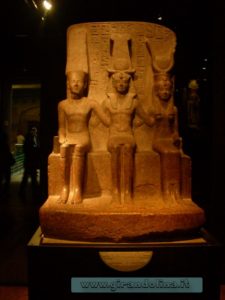 Ramses II, in mezzo alla Dea Maat e il dio Phat