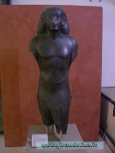 Statua di personaggio maschile anonimo