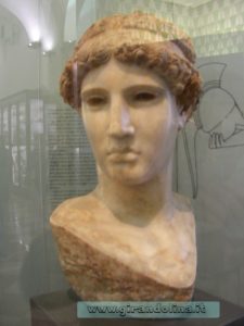Copia in marmo pentelico della testa dell'Atena Lemnia di Fidia