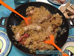Tipica cena austriaca salsiccia e crauti