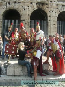 Colosseo, foto ricordo con i gladiatori