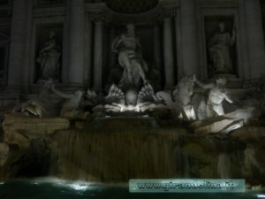 Fontana di Trevi notturna