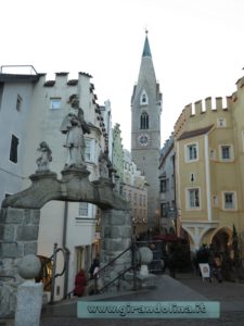 Centro storico di Bressanone addobbato a festa