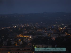 La città di Grasse al tramonto