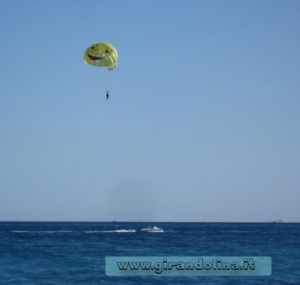Il paracadute acquatico, sulla spiaggia di Nizza, con Girandolina attaccata