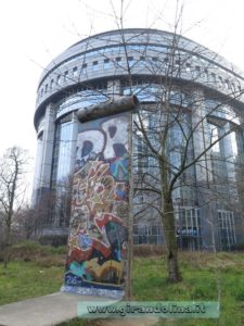 Una parte del Muro di Berlino, collocata davanti al Parlamento Europeo