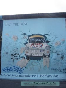 Berliner-Mauer-Trabant