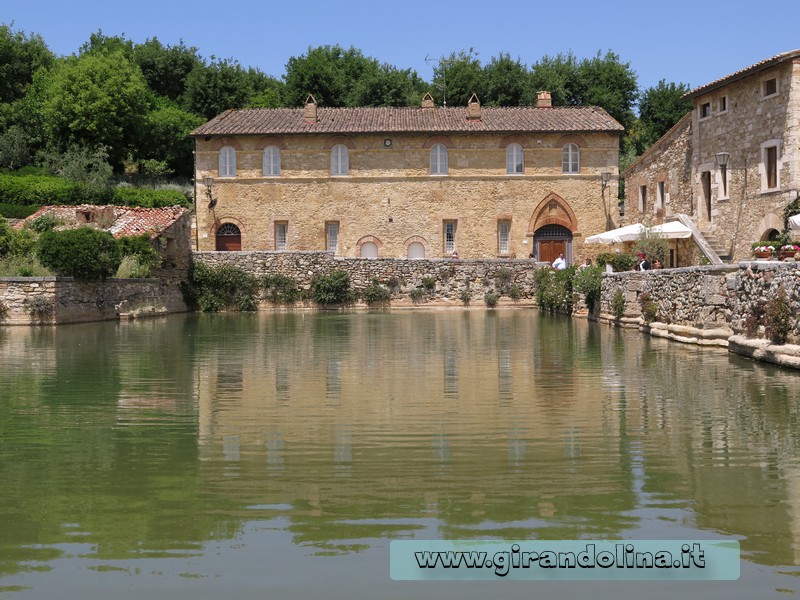 Bagno Vignoni la vasca sulfurea