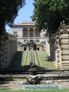 Palazzo Farnese Caprarola, la fontana nel parco