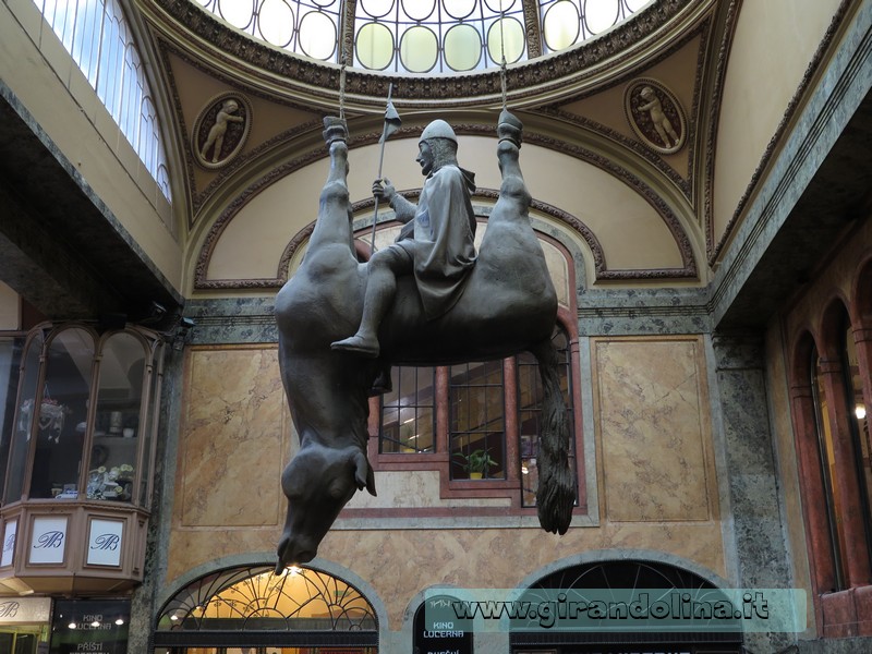 La statua di David Cerny, nel Passaggio Lucerna