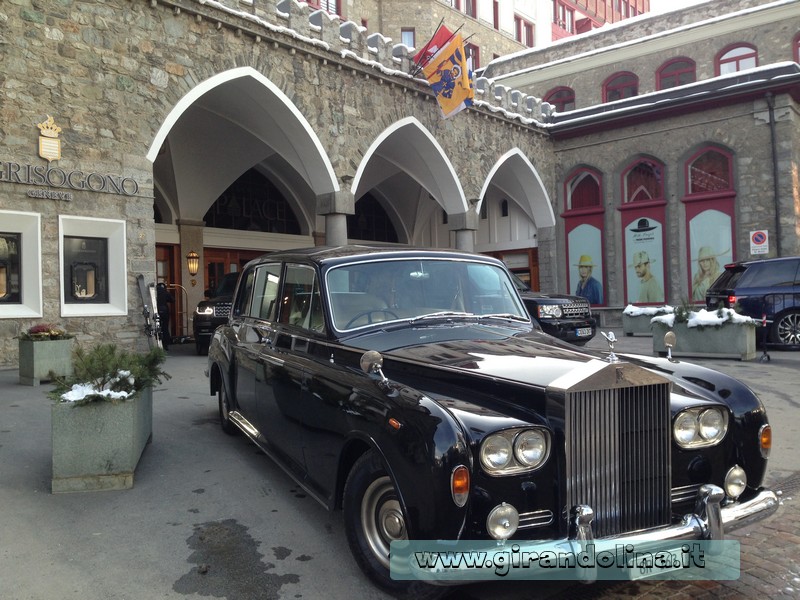 Una Rolls Royce davanti al Badrutt Palace Hotel 