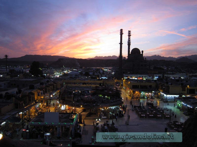 La città di Sharm Vecchia al tramonto