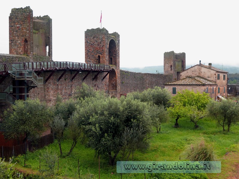 Monteriggioni e le sue mura nella Toscana Centrale