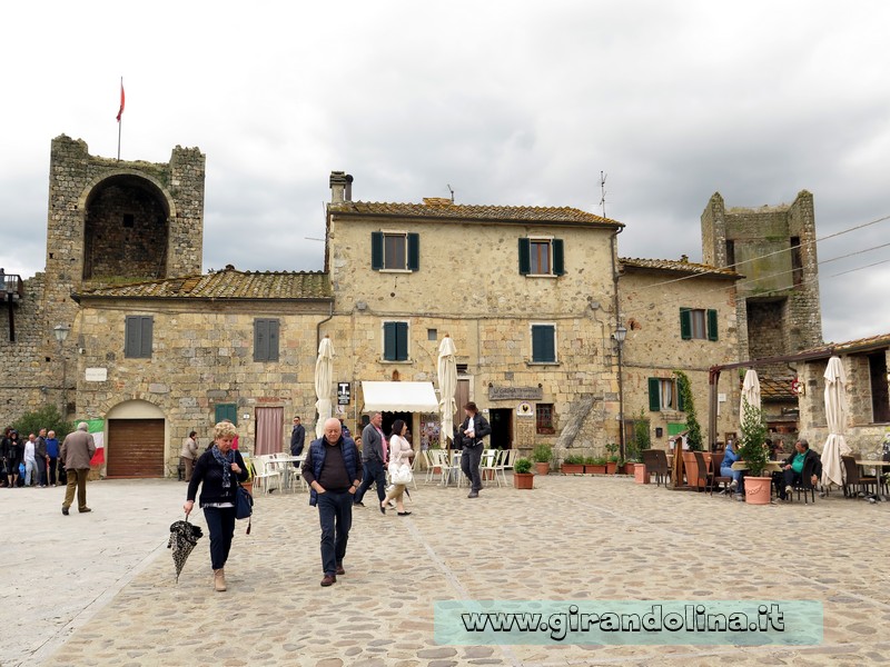 La Piazza Roma a Monteriggioni