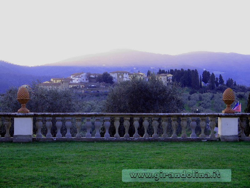 La terrazza di Villa Medicea di Artimino sul borgo