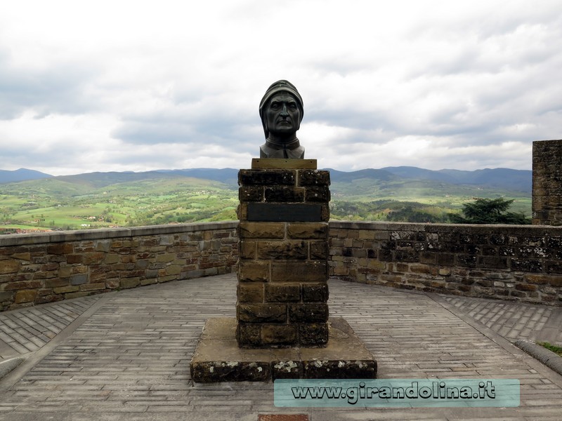 Castello di Poppi, la statua di Dante Alighieri