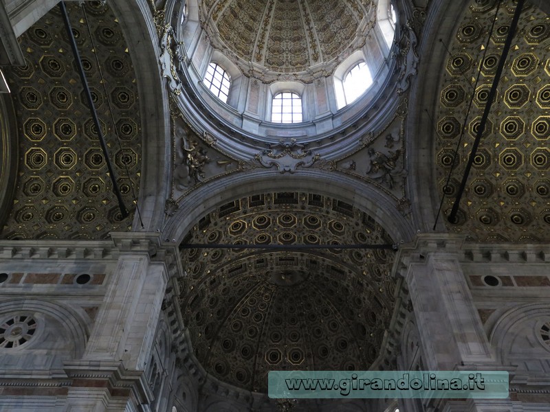 Como, un particolare delle cupole all' interno del Duomo