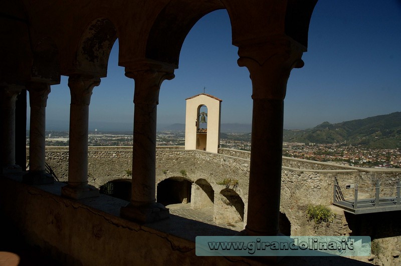 Il Castello Malaspina di Massa, il colonnato