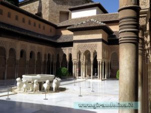 Granada Alhambra Patio de los Leones