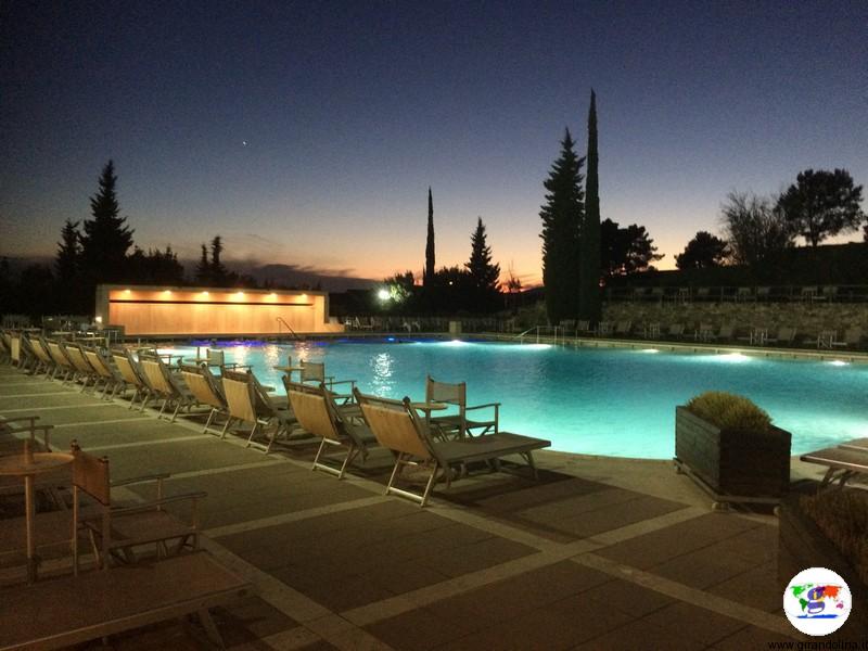 Grotta Giusti la Piscina termale all' aperto Bioaquam al tramonto