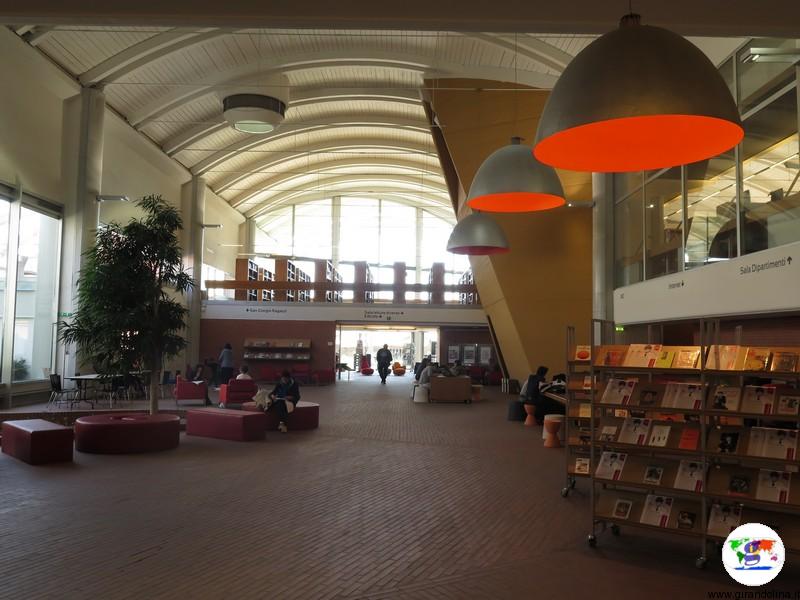 Biblioteca San Giorgio Pistoia, salone di accesso