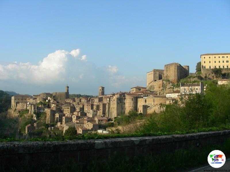 Il Borgo di Sorano visto dalla strada