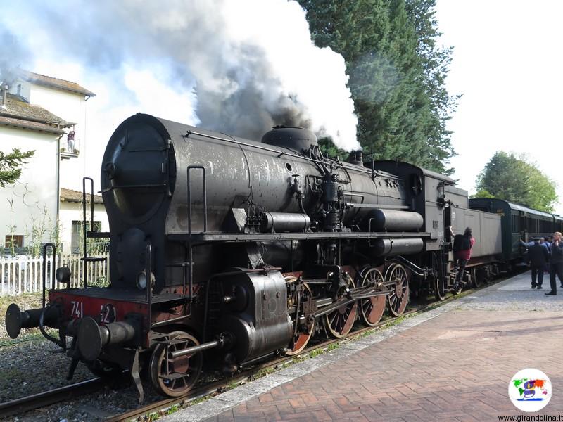 Il Treno Natura che viaggia nella Val d'Orcia della Toscana Centrale