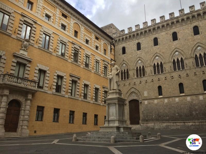 Piazza Salimbeni durante il trekking urbano Siena Francigena