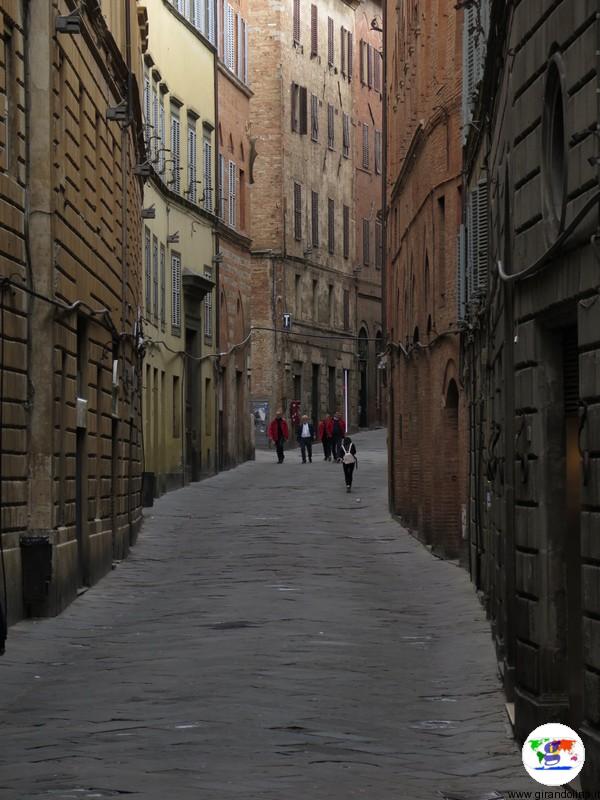 Le stradine di Siena durante il trekking urbano Siena Francigena