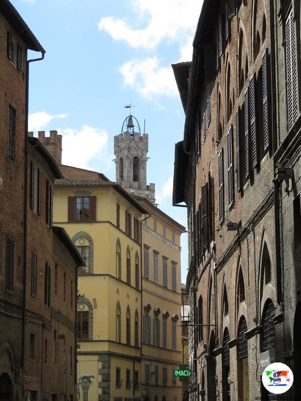 Le stradine di Siena durante il trekking urbano Siena Francigena