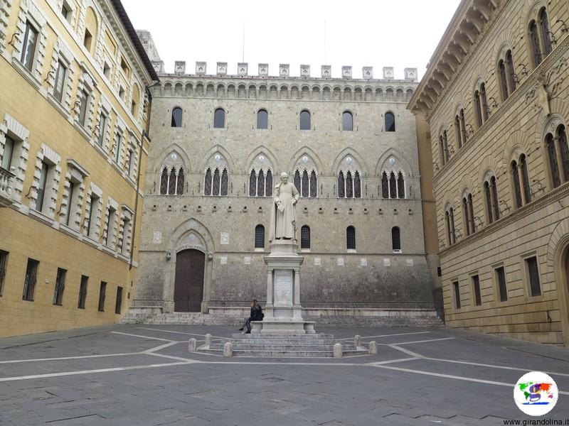 Siena, Piazza dei Salimbeni