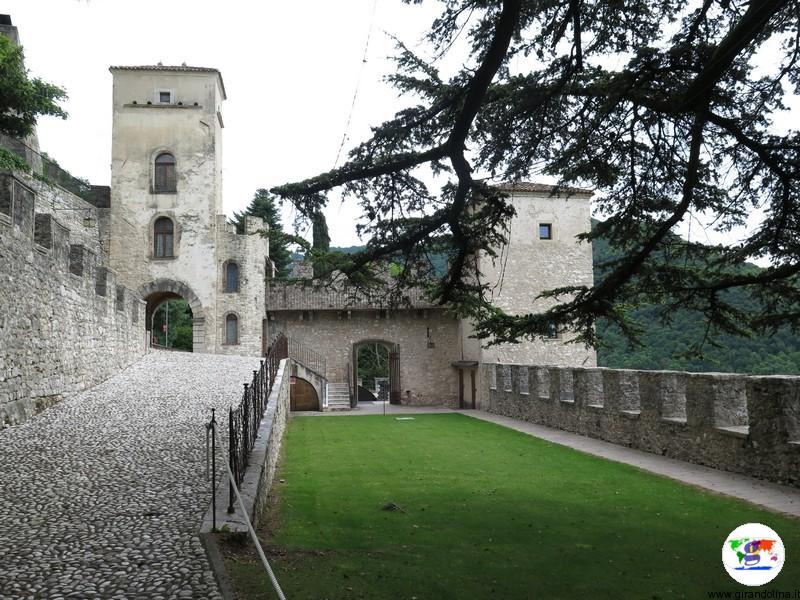 CastelBrando , le favolose mura e il cortile d' entrata