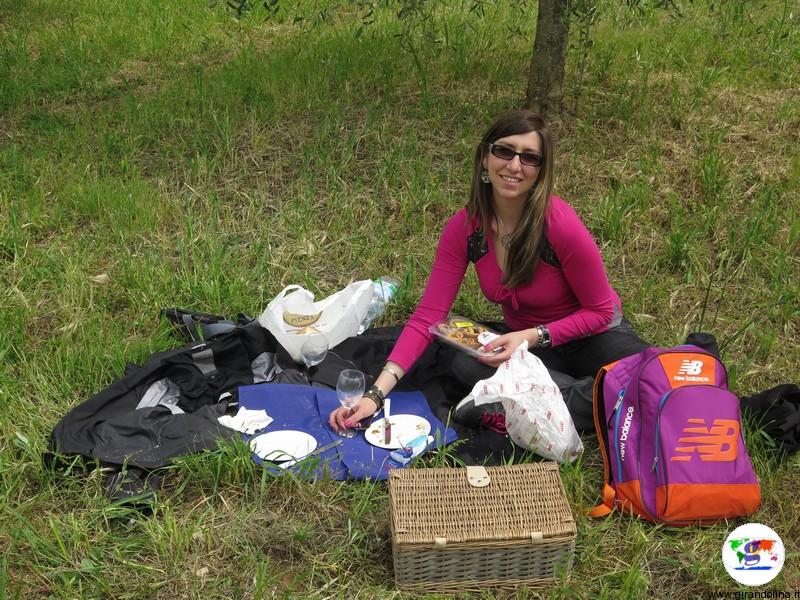 Girandolina con il suo inseparabile zaino in un trekking in Val d'Orcia