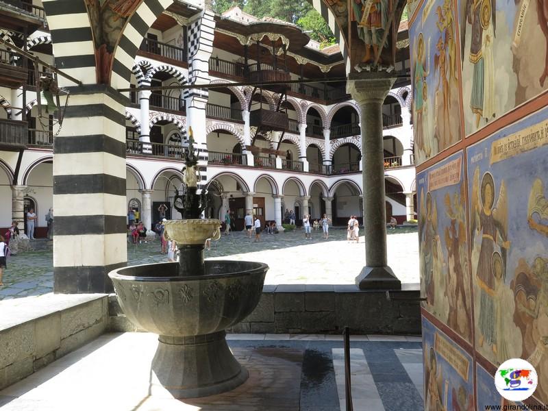 Monastero di Rila e la piccola fontana della chiesa