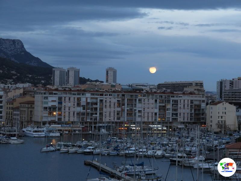 Tolone e il suo porto al tramonto