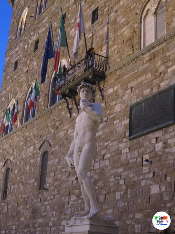 I Musei di Firenze - la statua del David davanti Palazzo Vecchio