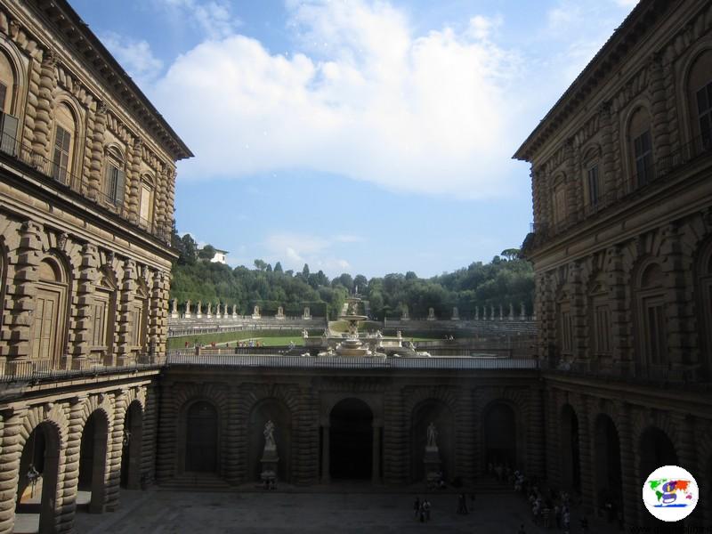 I Musei di Firenze - atrio Palazzo Pitti