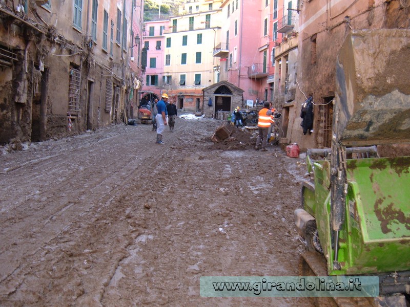 La via principale  invasa dal fango dell'alluvione di Vernazza