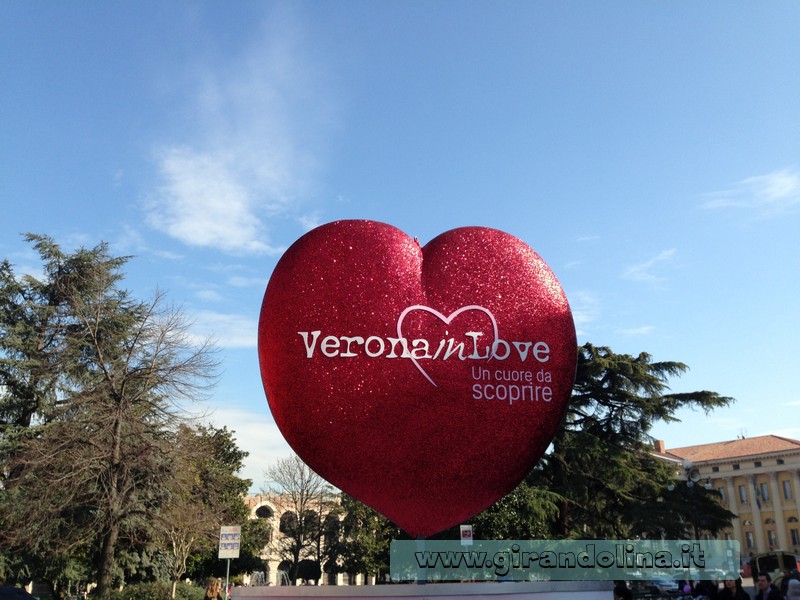 Piazza Bra, addobbata per il Verona in Love