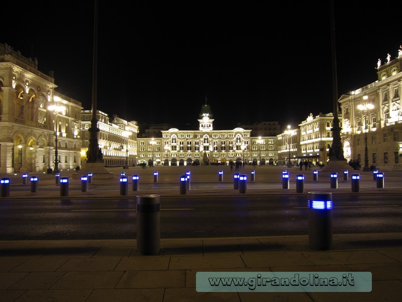 Piazza dell 'Unità d' Italia by night