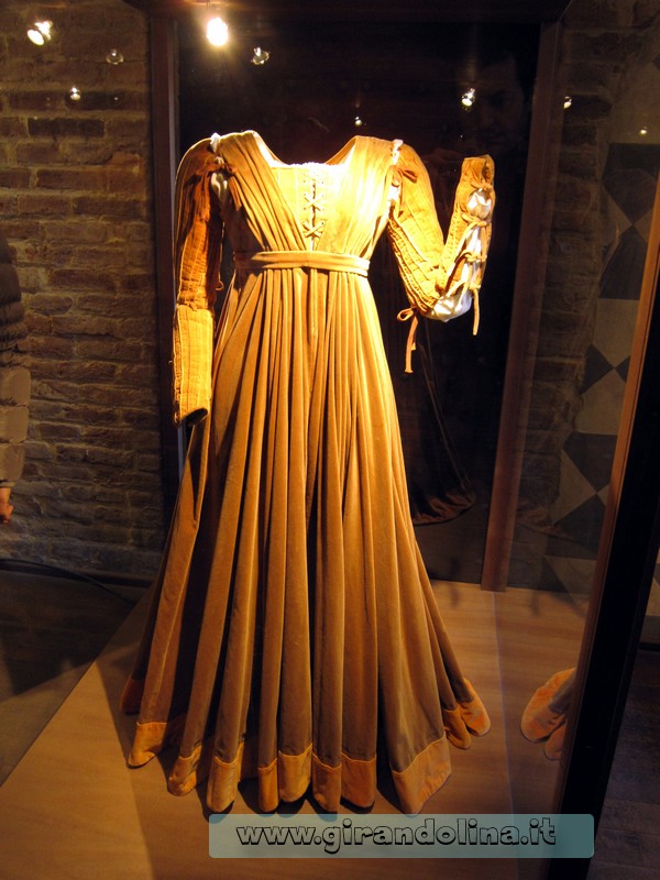 Il vestito originale di Giulietta, per il film omonimo di Zeffirelli, interno casa di Giulietta