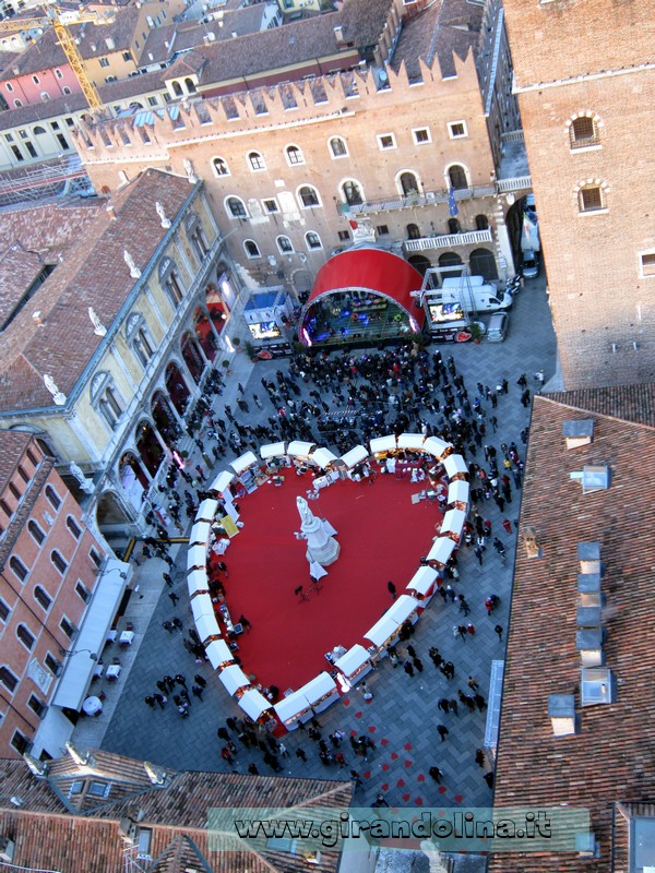 Piazza dei Signori con il cuore di Verona in Love, vista dalla Torre dei Lamberti