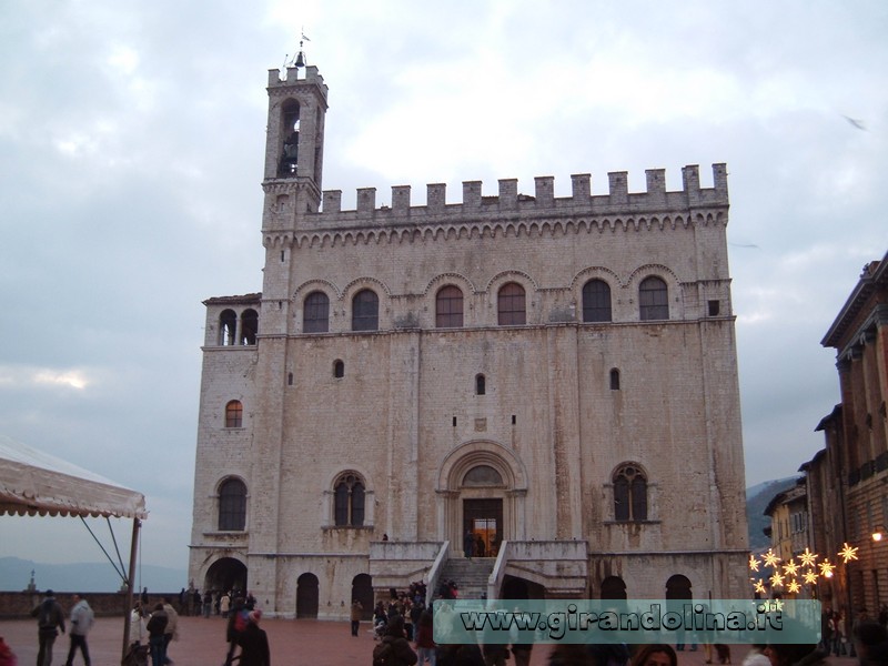 Piazza Grande con Palazzo dei Consoli di Gubbio