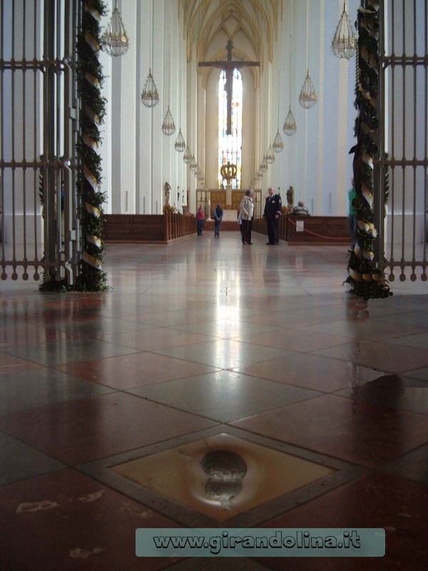 L ' impronta del Diavolo all' interno della Frauenkirche