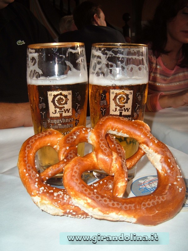 Birra e Pretzel, tipico pasto all' Augustiner Brau