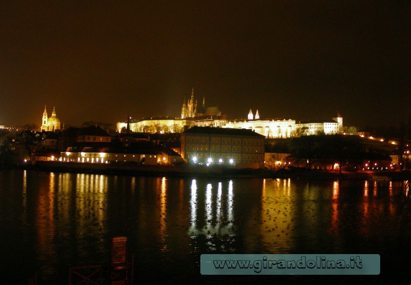 Il Castello visto dal fiume Moldava, by night