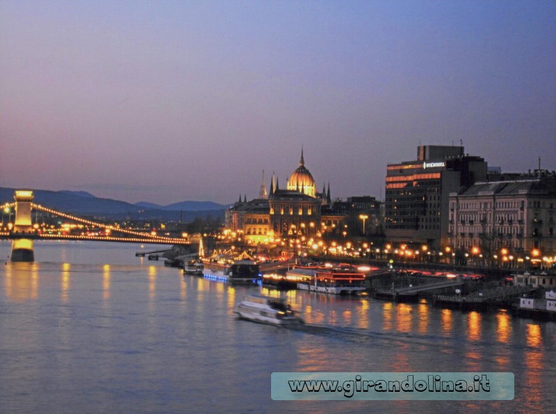 Panorama del Danubio al crepuscolo