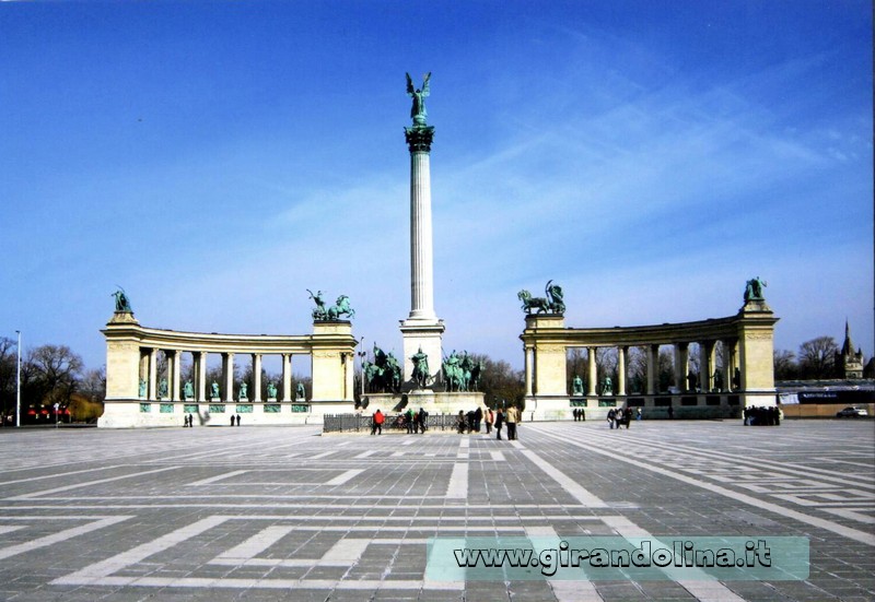 La Piazza degli Eroi