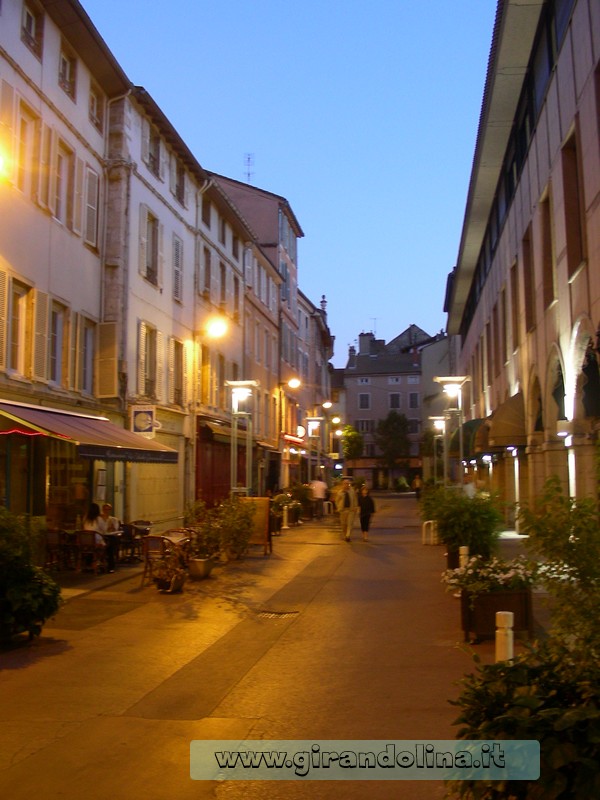 Passeggiare nel centro città di Macon